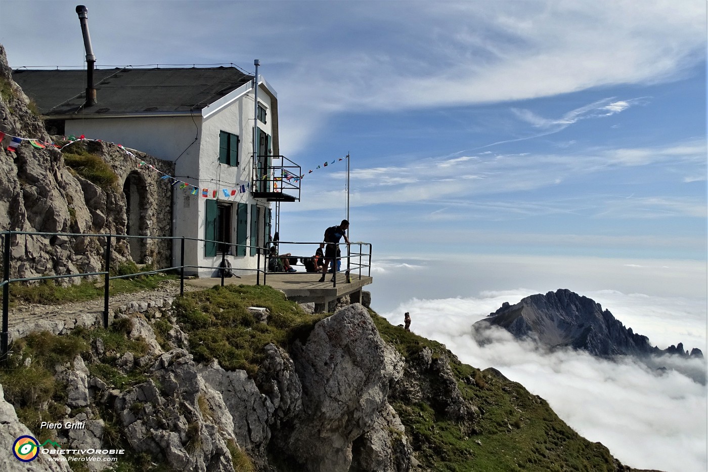 60 ... dalla nebbia del Rif. Bietti al sole del Rif. Brioschi (2410 m).JPG